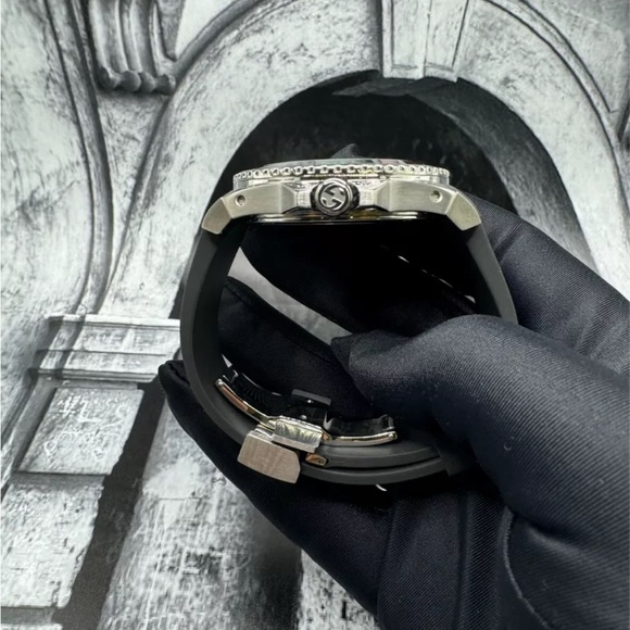 GUCCI Dive Dragon Quartz Black Dial Men's Watch YA136217 - Picture 4 of 7